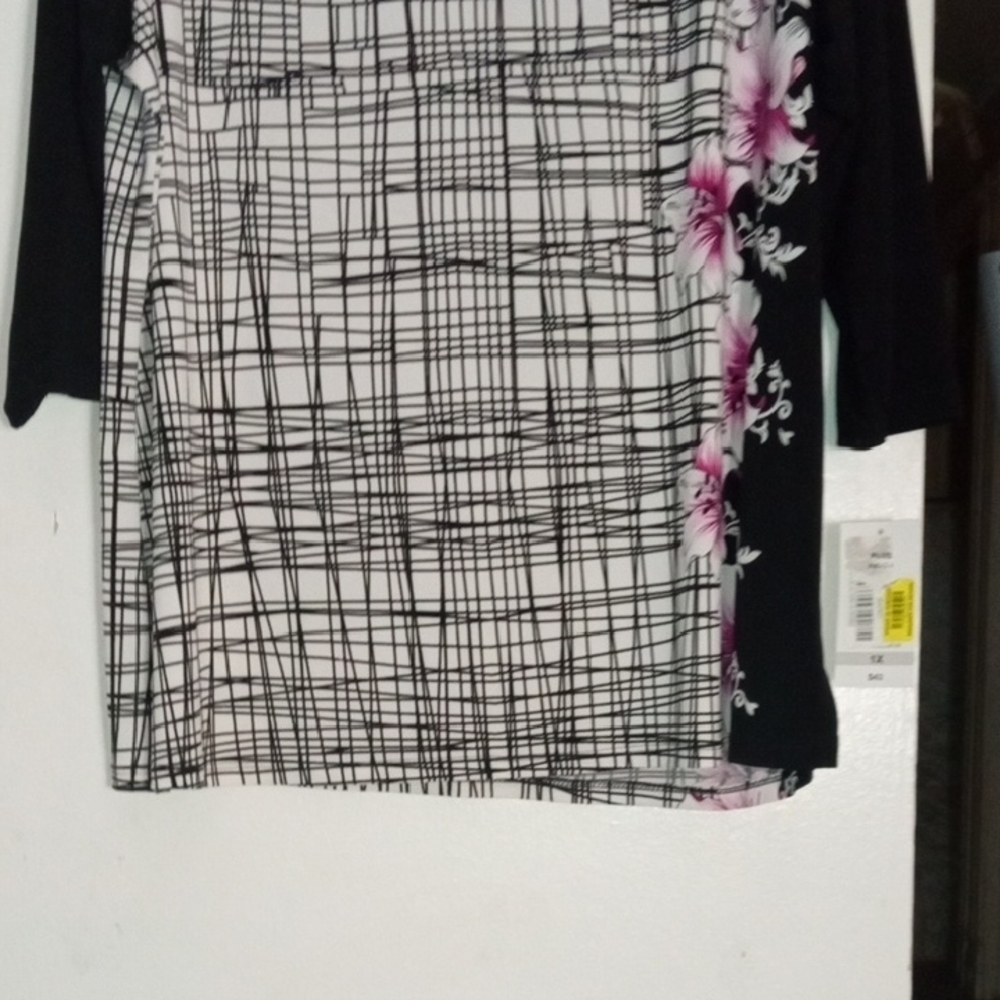 NWT Black and White Floral Women's Top Size 1X - Picture 2 of 4